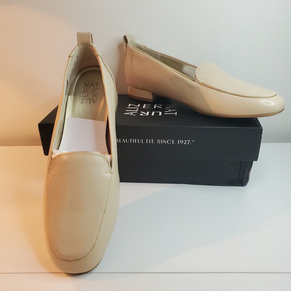 Naturalizer Jordyn Leather Loafers Beige Gold Trim Coastal Square Toe Flats 9M
